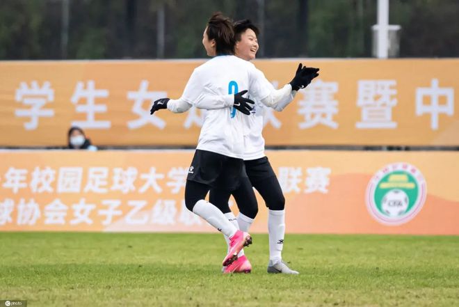 加拿大女足稳步前行，争夺冠军奖杯