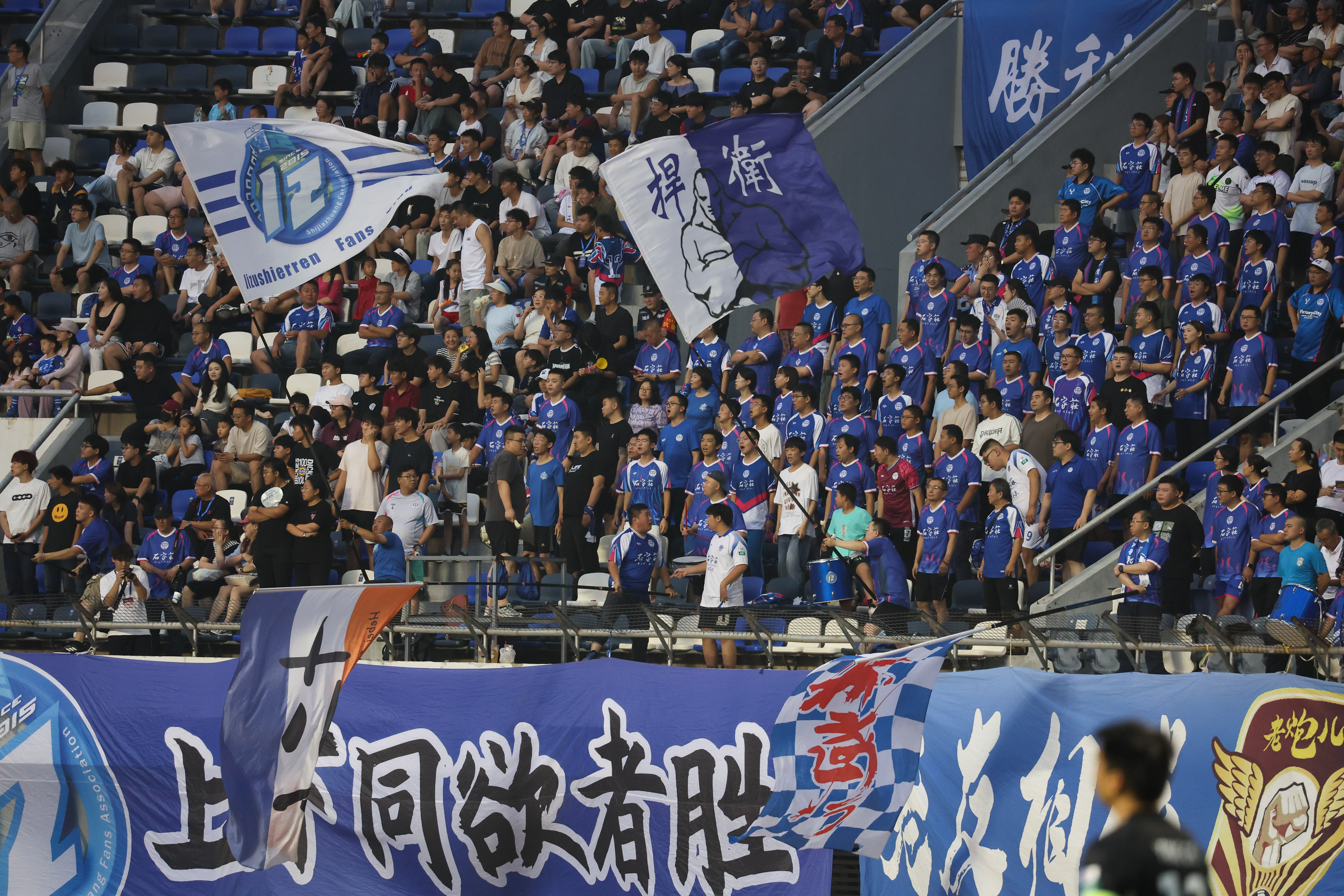 雷速直播-足球比赛瞬间：球员实力角逐见功夫
